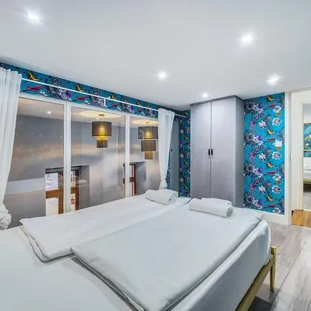 Azure Oasis In The Heart Of The Будапешт